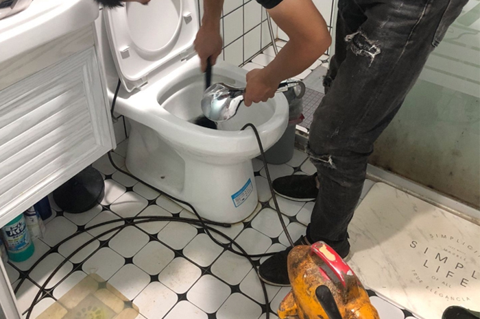 崂山马桶堵塞自己疏通还是找师傅?专业上门服务让你省时更省心